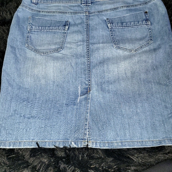 COPY - Mark & Spencer denim skirt - Picture 3 of 5